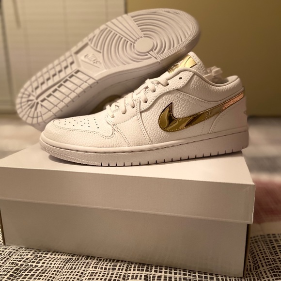 Jordan 1 Low White/Metallic Gold WMNS 10/Mens 8.5 - Picture 2 of 5